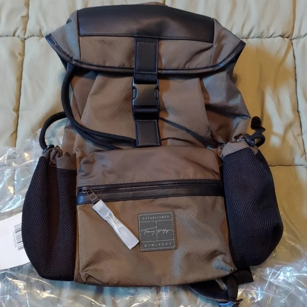 TOMMY HILFIGER MOCHILA SIGNATURE FLAP BACKPACK BNWT - RETIRED $200 1 Left!